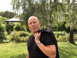Man I Svart